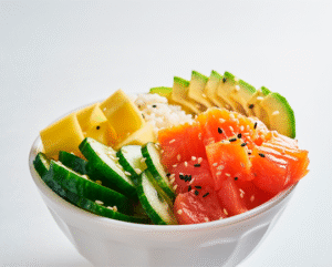 Poke bowl com salmão, manga, pepino, abacate e arroz, uma refeição saudável, colorida e equilibrada.